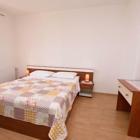 Apartments Brico Примоштен Экстерьер фото