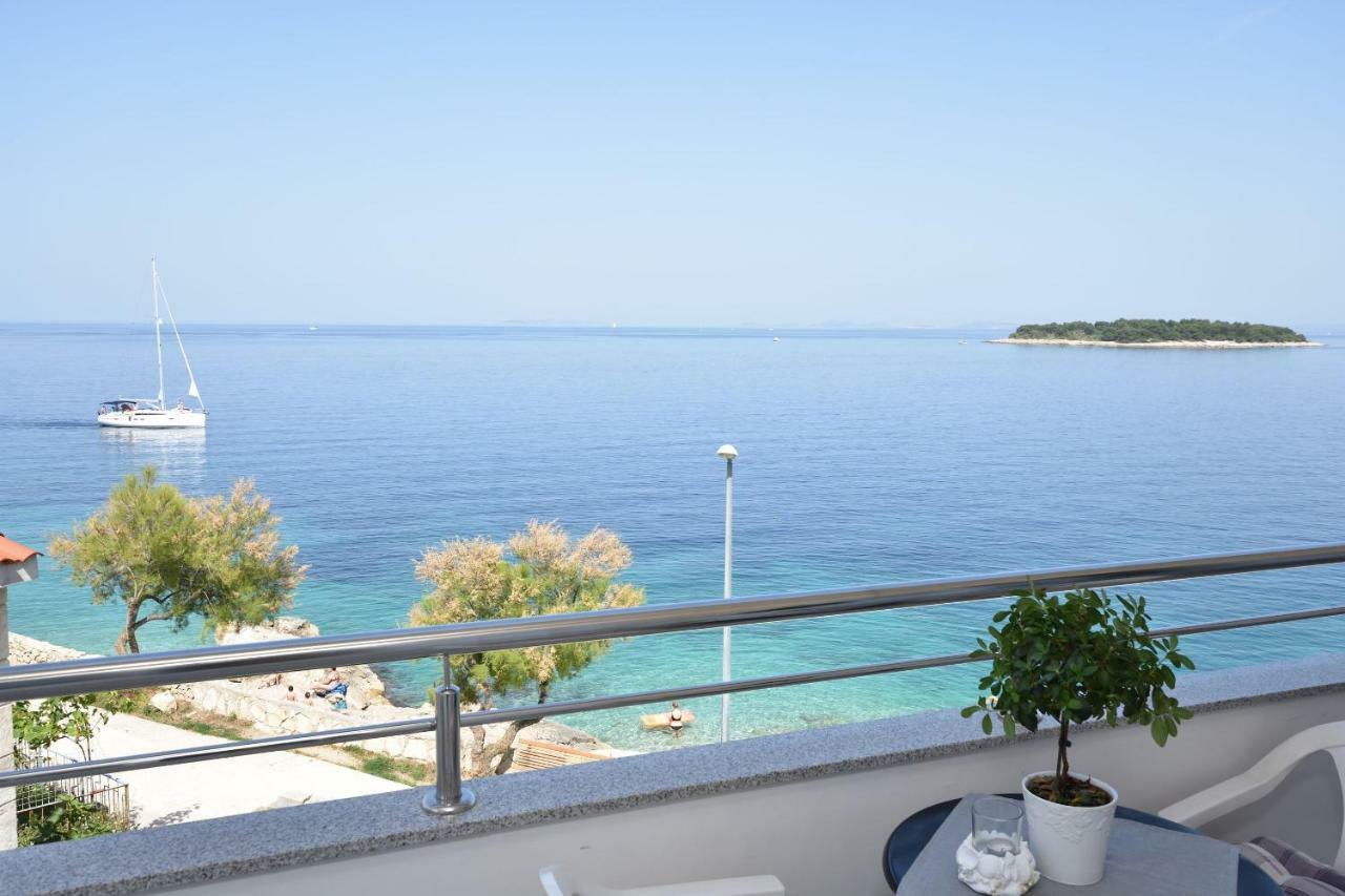 Apartments Brico Примоштен Экстерьер фото