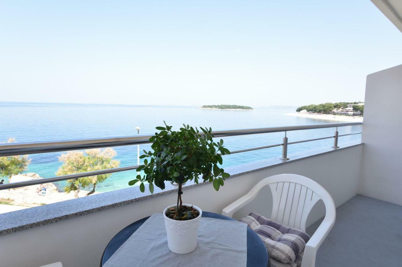 Apartments Brico Примоштен Экстерьер фото