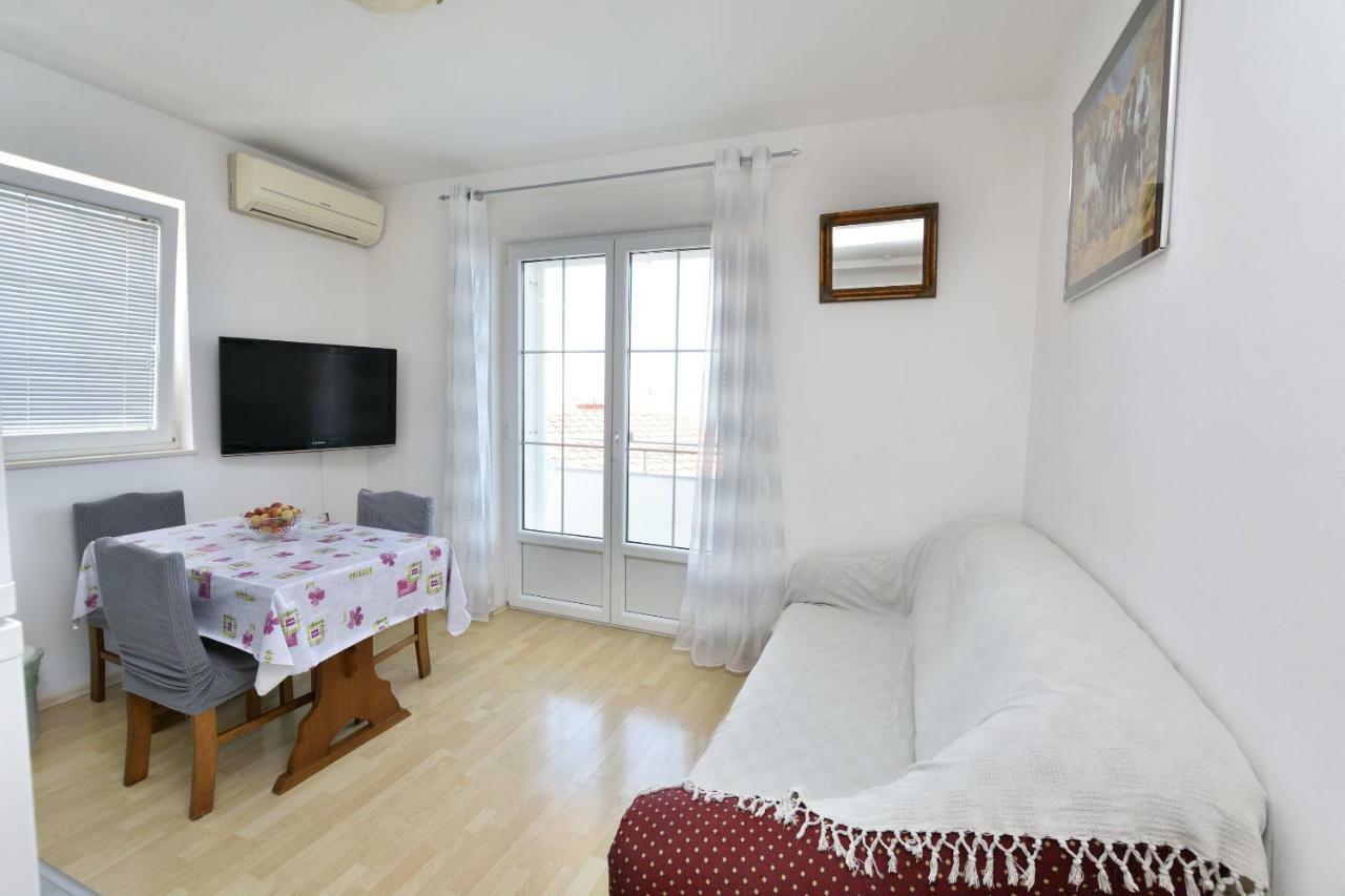 Apartments Brico Примоштен Экстерьер фото
