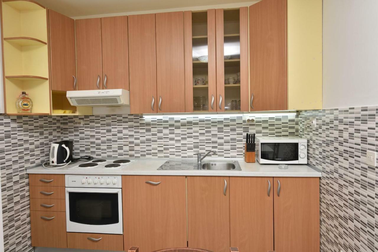 Apartments Brico Примоштен Экстерьер фото