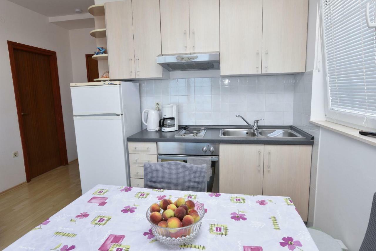 Apartments Brico Примоштен Экстерьер фото