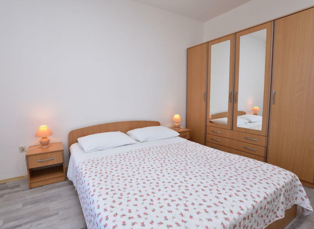 Apartments Brico Примоштен Экстерьер фото