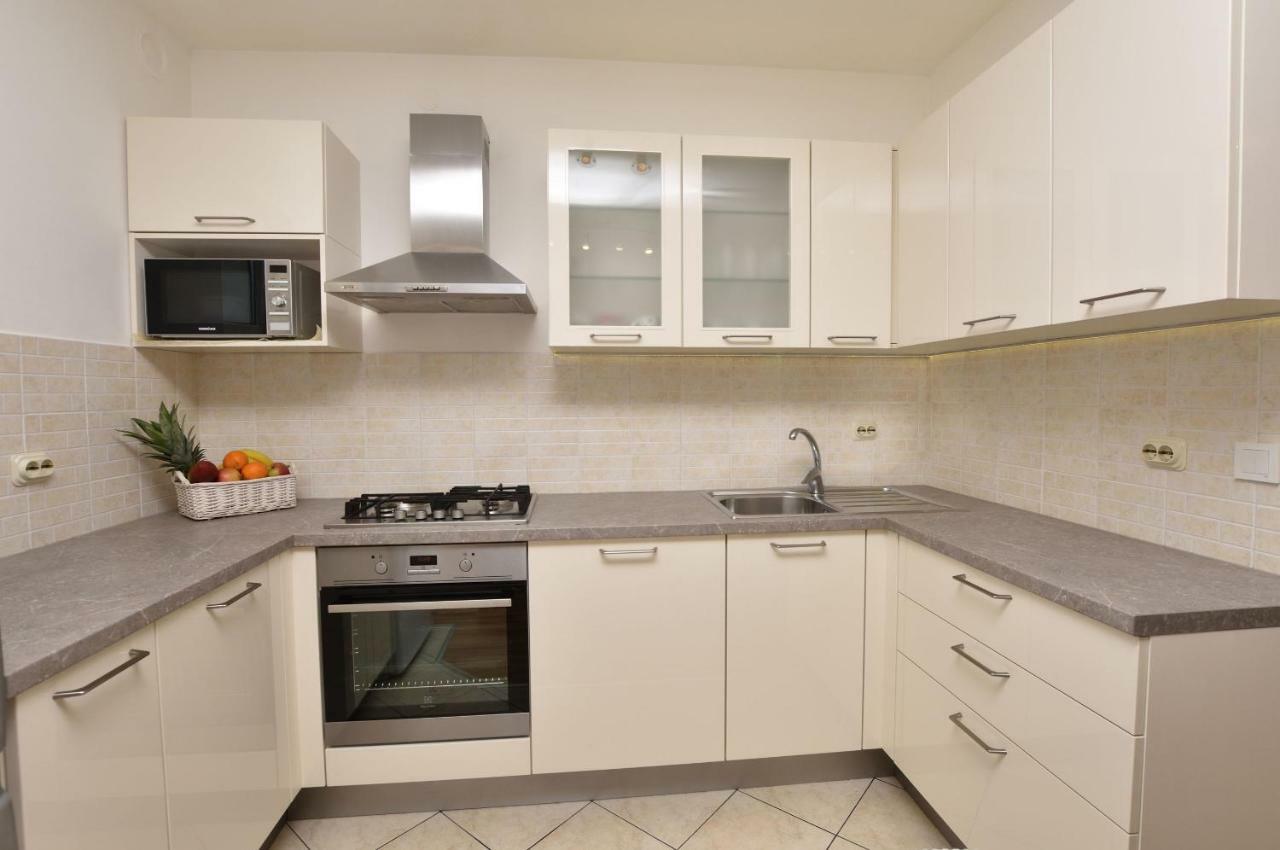 Apartments Brico Примоштен Экстерьер фото
