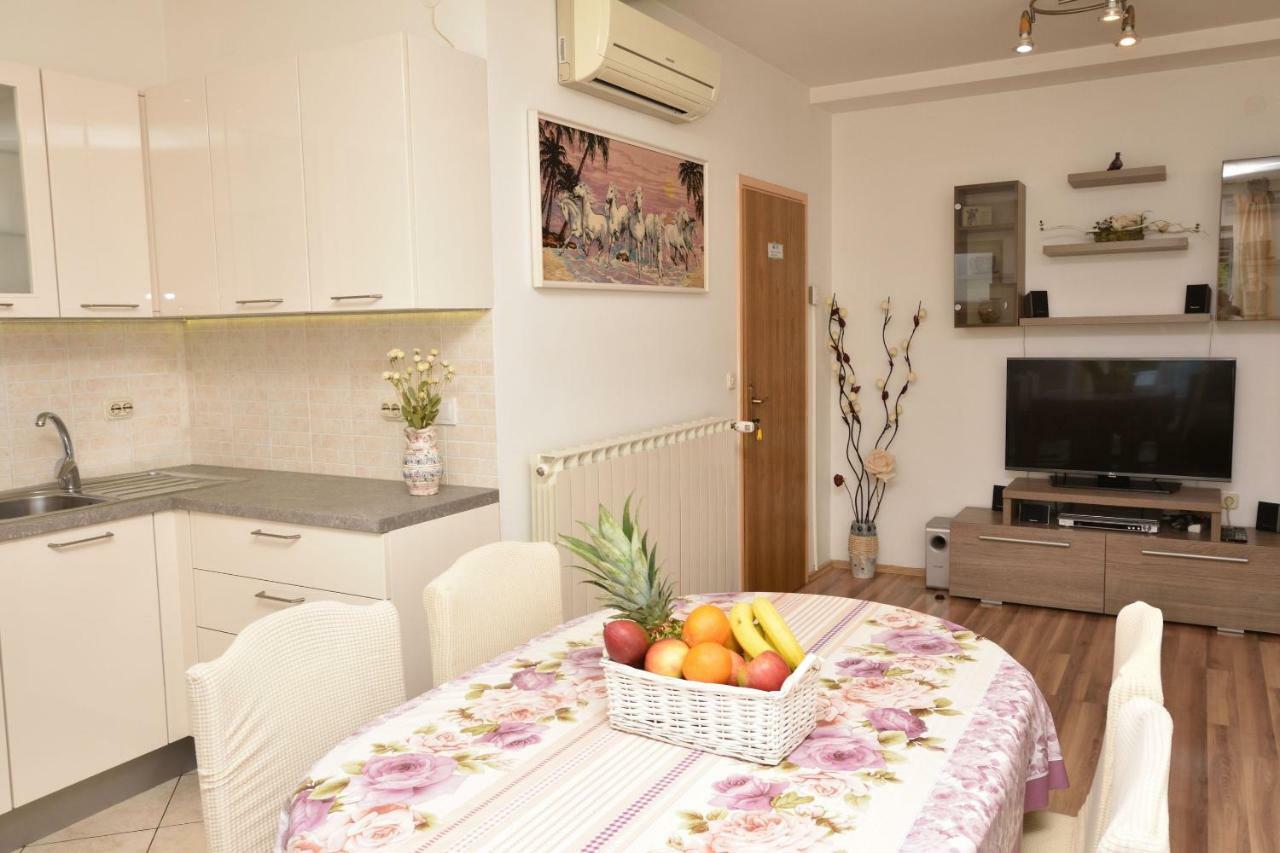 Apartments Brico Примоштен Экстерьер фото