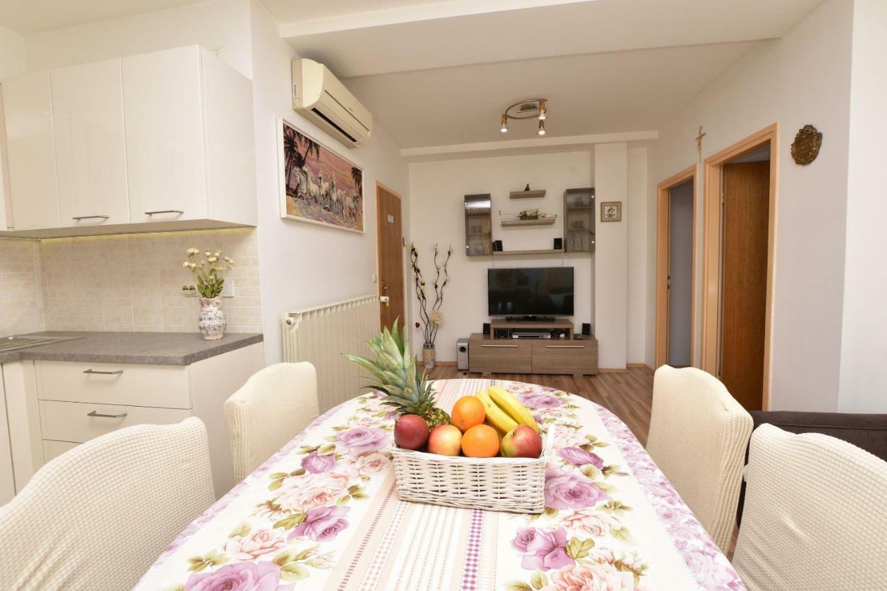 Apartments Brico Примоштен Экстерьер фото