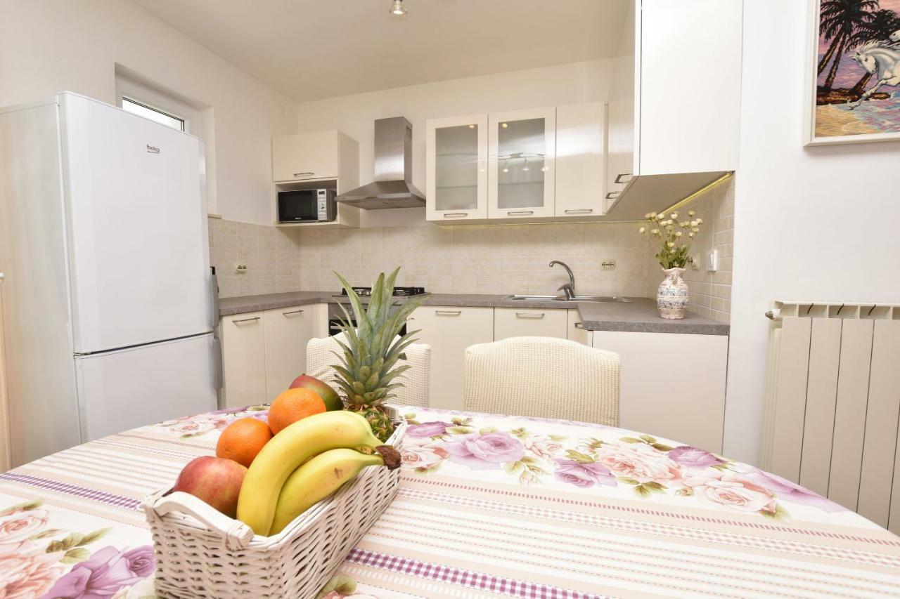 Apartments Brico Примоштен Экстерьер фото
