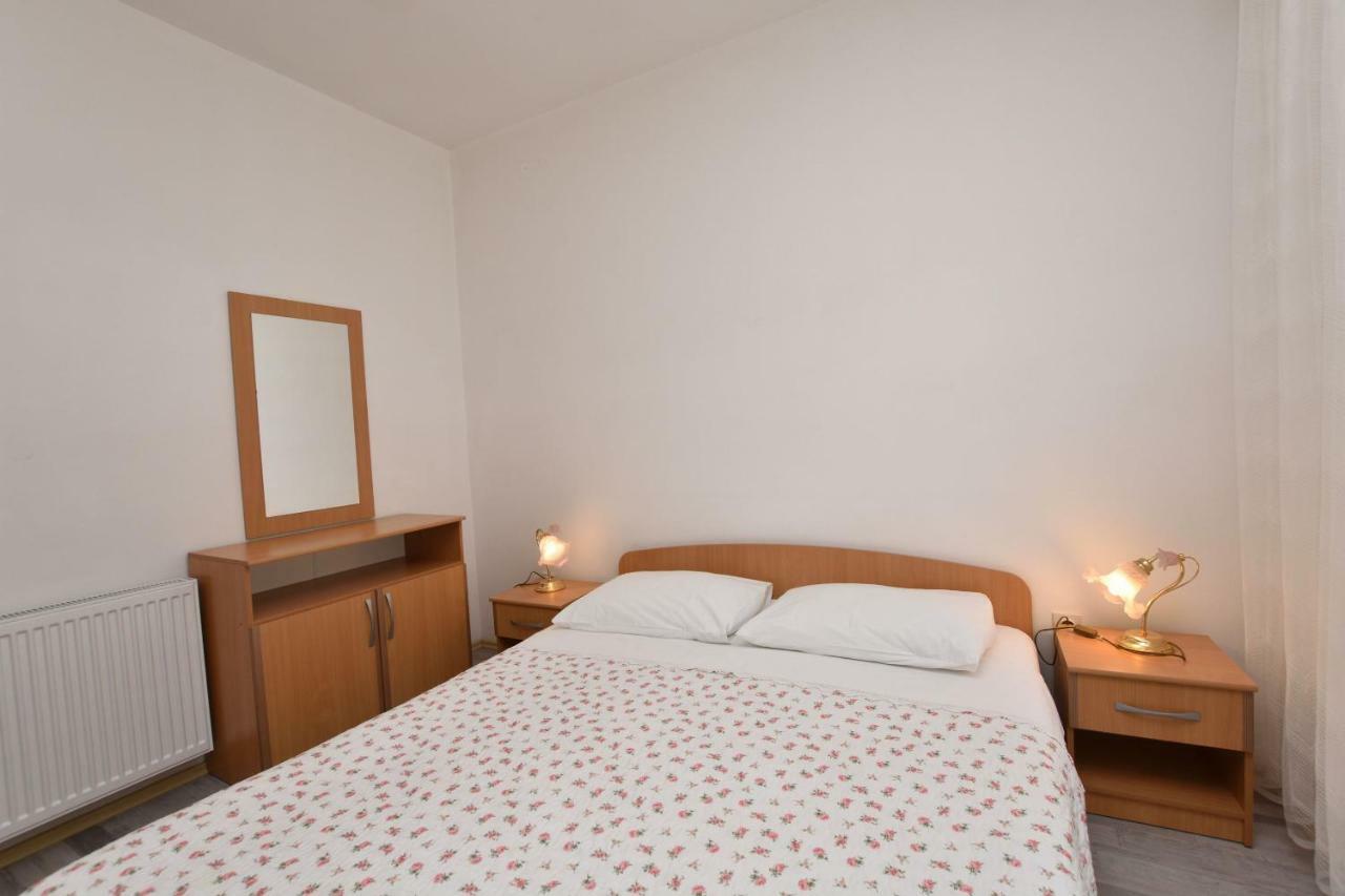 Apartments Brico Примоштен Экстерьер фото