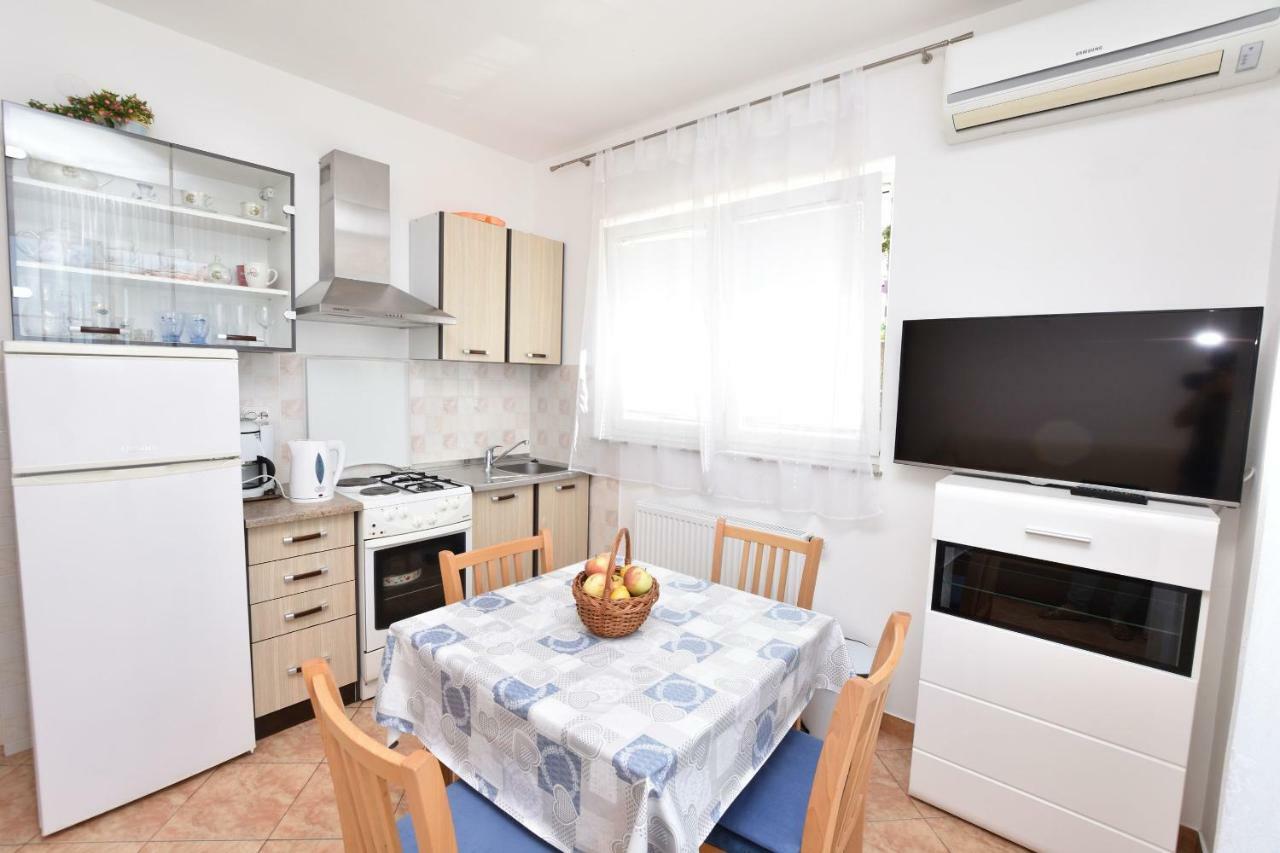 Apartments Brico Примоштен Экстерьер фото