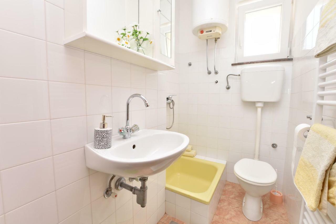 Apartments Brico Примоштен Экстерьер фото
