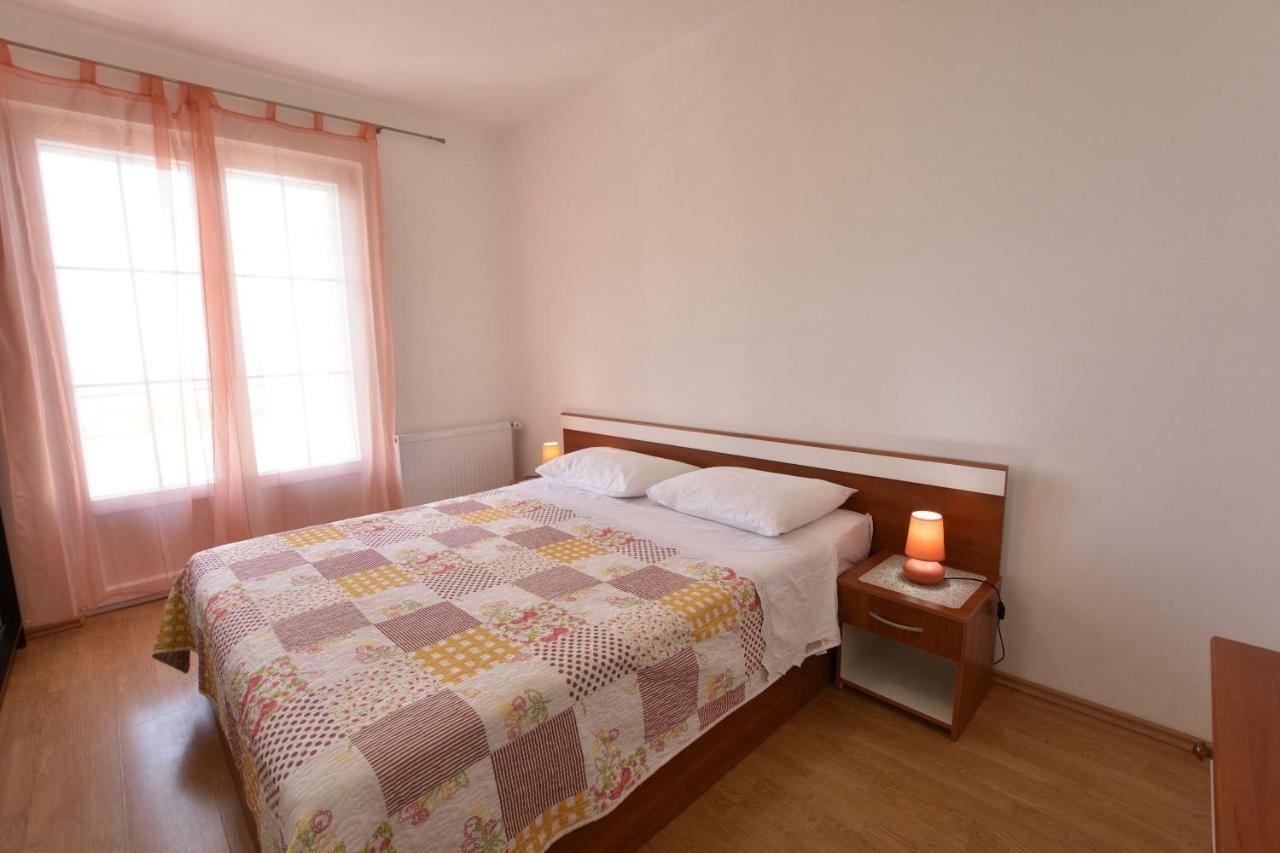 Apartments Brico Примоштен Экстерьер фото