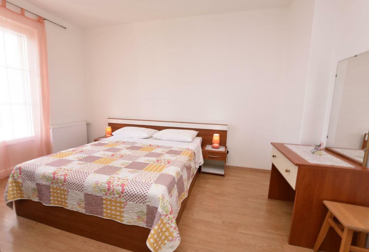 Apartments Brico Примоштен Экстерьер фото