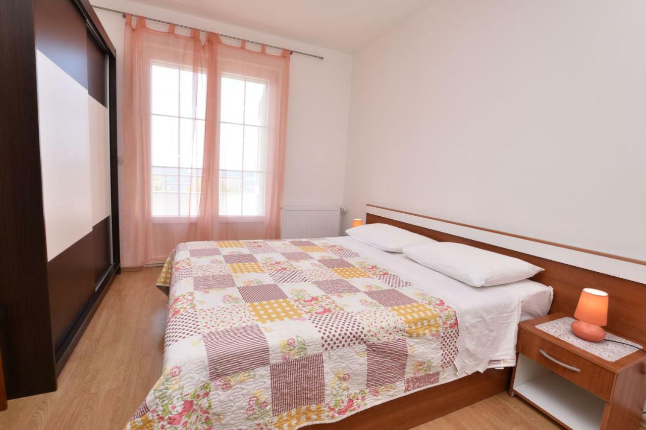 Apartments Brico Примоштен Экстерьер фото