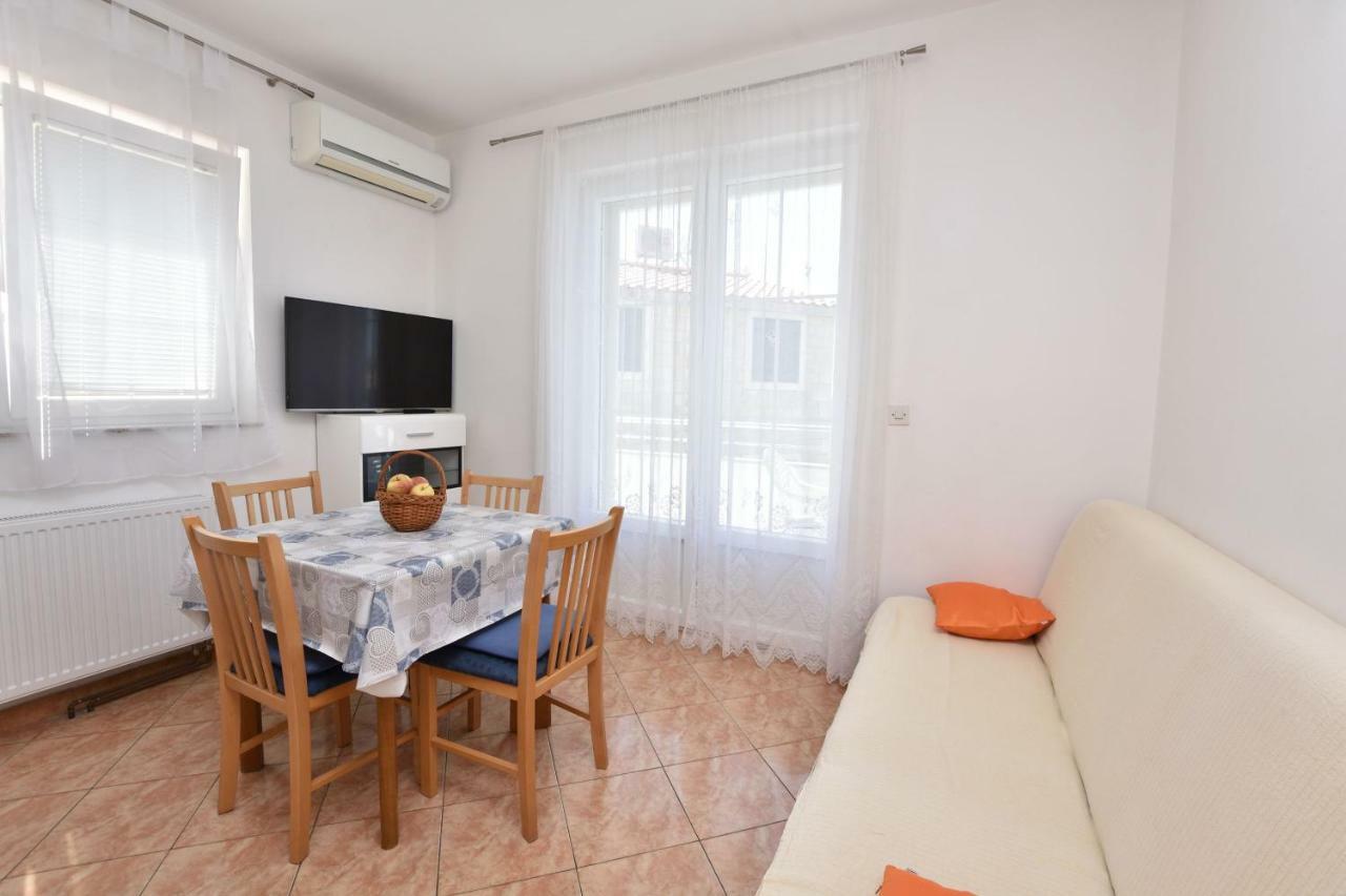 Apartments Brico Примоштен Экстерьер фото